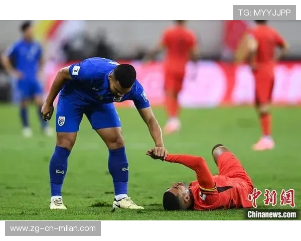 小组赛末轮“生死战”上演，球场氛围紧张