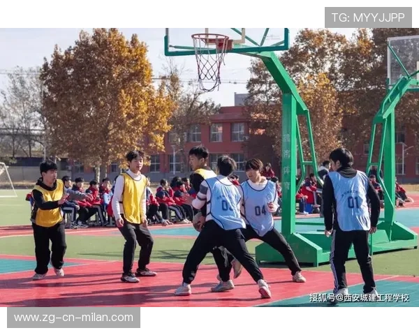 球员在友谊赛后参加青训活动分享经验，参加篮球友谊赛